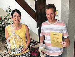 Familie Bittmann mit Urkunde und Präsent